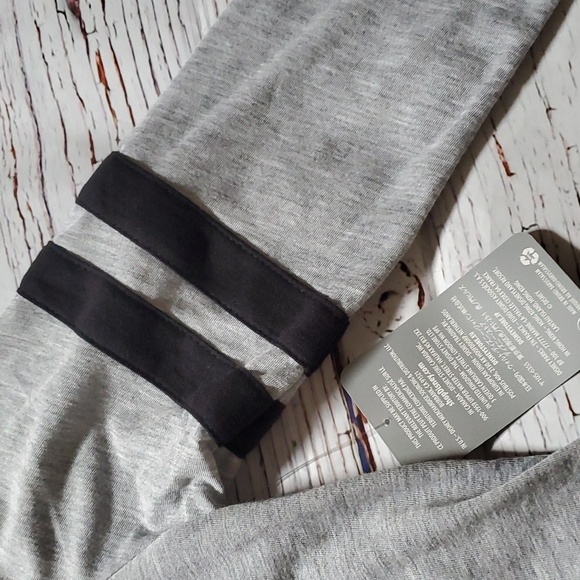 🆕️ DISNEY WOMEN'S GRAY L/S SHIRT 🖤❤️ - Picture 5 of 10